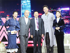 大道董事長羅永輝與著名歌星劉尊老師、汪正正老師、郭津彤老師、主持人雅琪在北京電視臺錄制節目現場親切合影